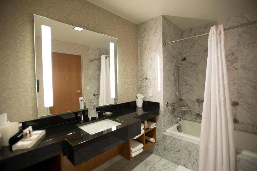 סידר רפידס The Hotel At Kirkwood Center מראה חיצוני תמונה